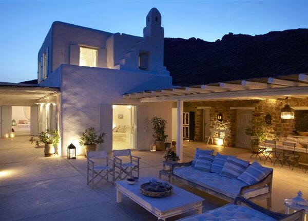 10 - View of the house by sundown