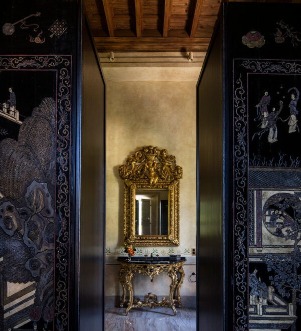Villa Como best luxury property available for rental on lake Como stunning bathroom marble floor antique chinese screens coromandel lacquer 22000VB_int