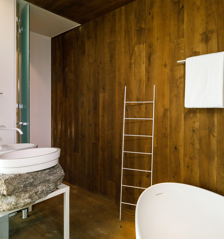 8 BATHS