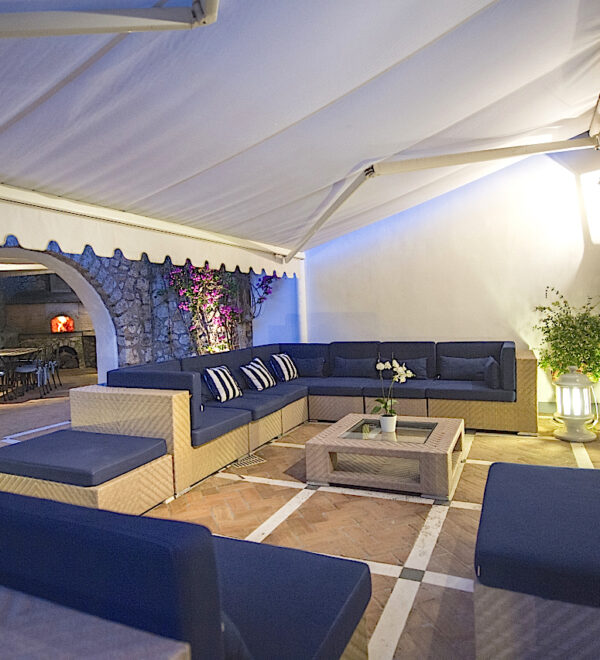 OUTDOOR LIVINGROOM