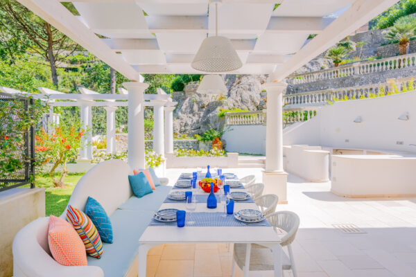 OUTDOOR DINING IN GARDEN